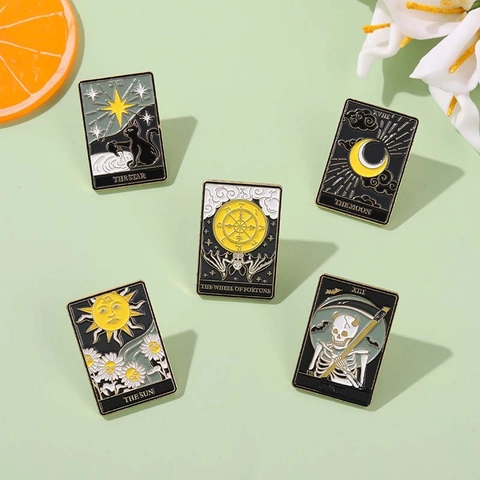 Tarot Card Enamel Pins Alloy Lacquered Snake Moon Sun Death Brooches Halloween Mystical Jewelry Badge For Women Men