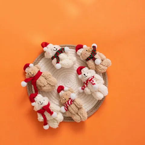 Ornamenti Appesi Di Natale Orsacchiotto Di Peluche Con Cappello Di Babbo Natale Sciarpa Di Maglia Decorazione Festiva Portachiavi
