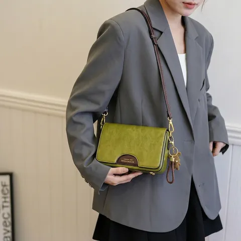Bolso Bandolera Mujer Pequeño Cuadrado Estilo Urbano Cuero PU Color Contraste Bolso De Hombro Con Llavero De Oso