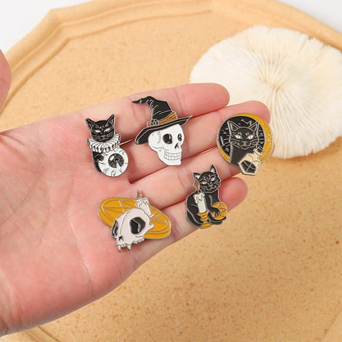 Broches Esmalte Gótico Aleación Halloween Pines Gato Negro Calavera Luna Vela Misterioso Joyería Accesorios