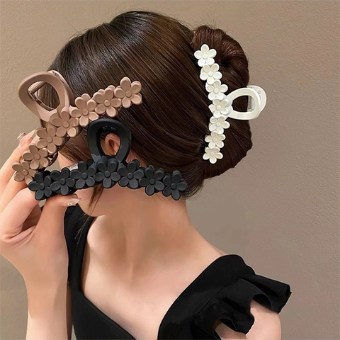 Flower Hair Claw Clip Large Matte Plastic Shark Hairclip For Women Elegant Updo Hair Accessory Floral Design