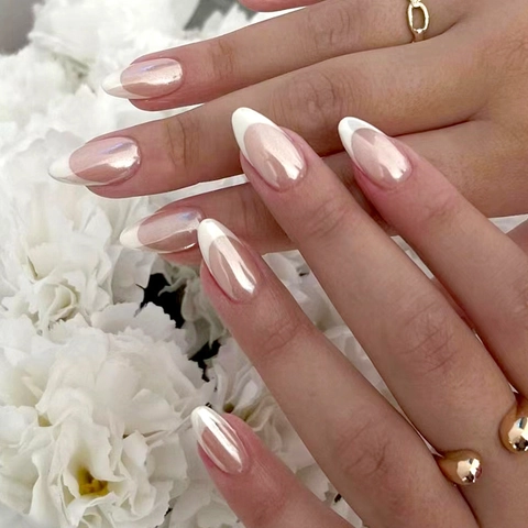 Franse Kunstnagels Kunstparelmoer Roze Amandelvorm Glanzend Witte Tips Elegante Nagelkunst