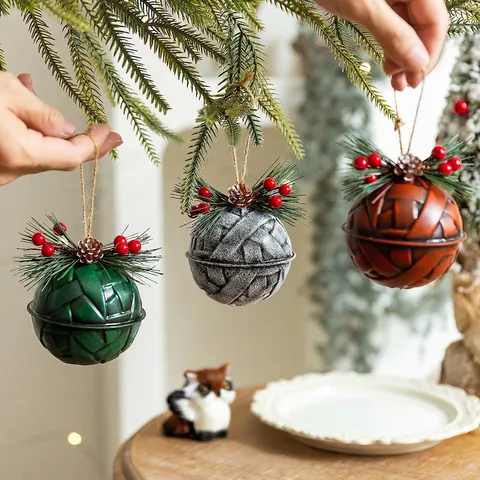 Weihnachtsglocken Ornamente Eisen Vintage Gewebte Textur Kiefernadeln Rote Beeren Tannenzapfen Hängende Festliche Deko