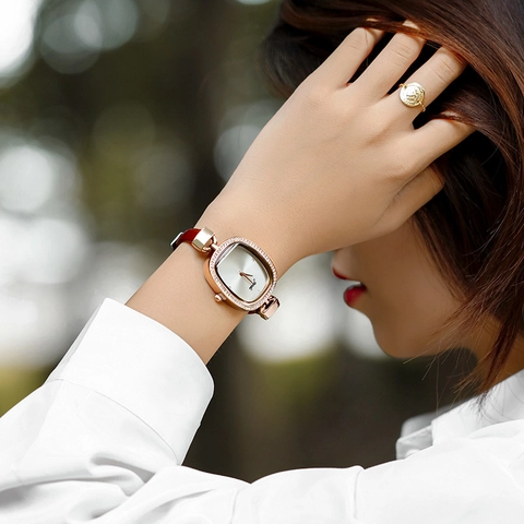 Women Quartz Watch Oval Alloy Case Rhinestone Inlay PU Leather Strap Retro Elegant Waterproof Fashion Lady Accessory