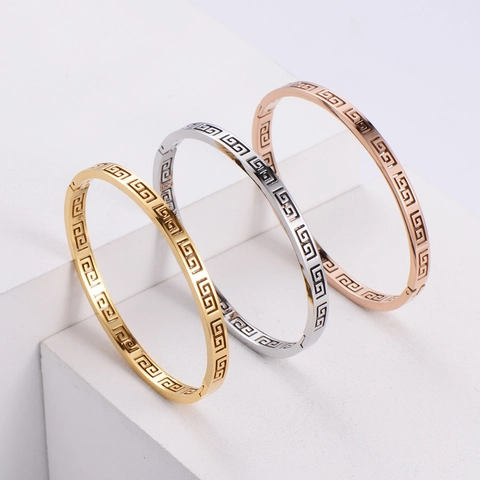 Bracciale Rigido In Acciaio Inossidabile Per Donna Placcato Oro 18K Motivo Greca Svuotato Geometrico Con Chiusura A Cerniera