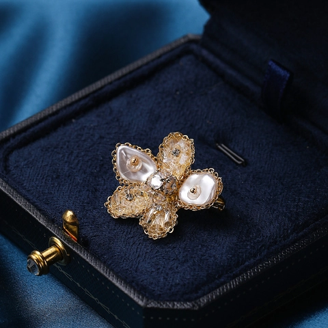 Vintage Alloy Flower Brooch With Shell Rhinestone Artificial Pearl Inlay French Elegant Corsage Pin For Women Daily Party Wedding Accessory