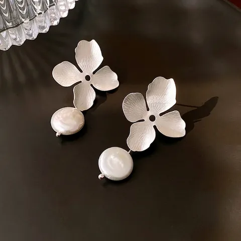 Orecchini Pendenti A Fiore In Metallo Spazzolato Con Perla Artificial E Perno In Argento Gioielli Vintage Eleganti Da Donna