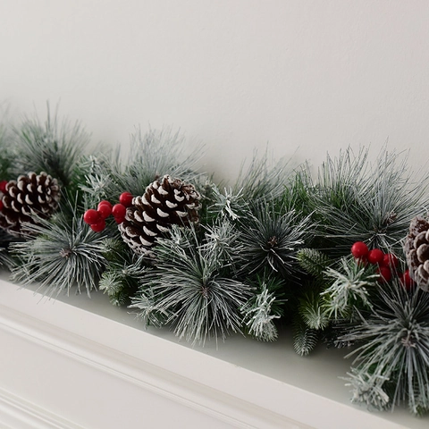 Artificial Christmas Garland Snow Flocked PE Pine Needles With Pine Cones And Red Berries For Mantel Fireplace Stairs Decor Festive Winter Atmosphere