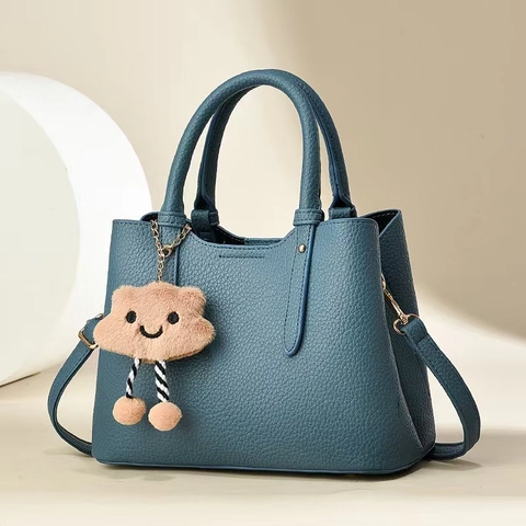 Sac À Main En Cuir PU Pour Femmes Texture Litchi Bandoulière Amovible Sac Besace Avec Pendentif En Peluche Chic Simple