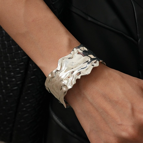 Bracciale A Polsino Largo Lega Argento Texture Martellata Irregolare Minimalista Bracciale Aperto Regolabile Moderno Donna