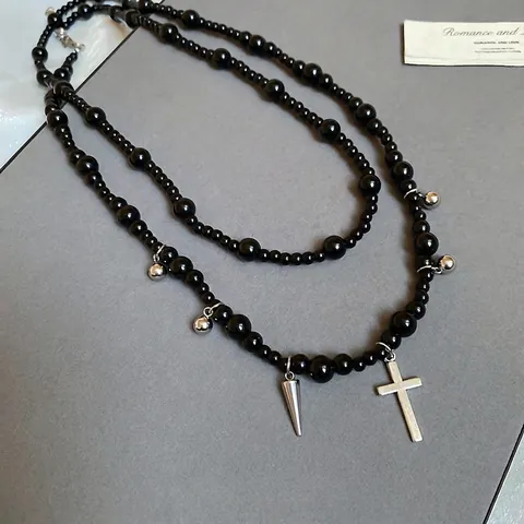 Collier Double Couche Gothique Avec Perles En Verre Et Pendentifs Croix Cône En Alliage Style Sombre Y2K Grunge