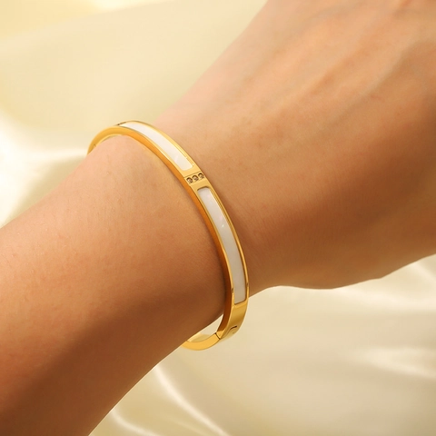 Bracciale Rigido Placcato Oro 18K Acciaio Inossidabile Intarsio Conchiglia Bianca Strass Gioielli Minimalisti Donna