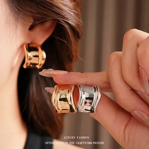 Pendientes De Aro Anchos De Aleación Con Poste De Plata Geométricos En Forma De C Acabado Espejo Textura Ondulada Estilo Minimalista Mujeres