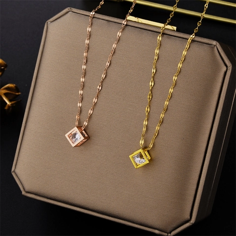 Collier Pendentif Carré Creux en Acier au Titane Minimaliste pour Femmes Cube Géométrique en Zirconia Bijoux de Mode