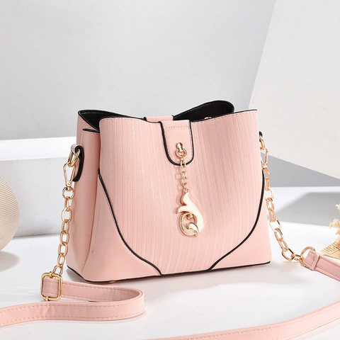 Sac Seau Bandoulière Élégant Pour Femme Cuir PU Texture À Rayures Verticales Chaîne Dorée Pendentif Animal Crossbody