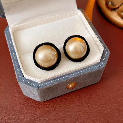 Orecchini A Lobo Tondi Vintage Con Imitazione Perla Artificial Velluto Floccato Lega Chic Stile Francese Per Donne Perno In Argento