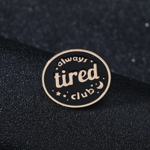 Pin De Esmalte Always Tired Club Divertida Letra Broche De Aleación Insignia De Metal Para Mochila Ropa Joyería