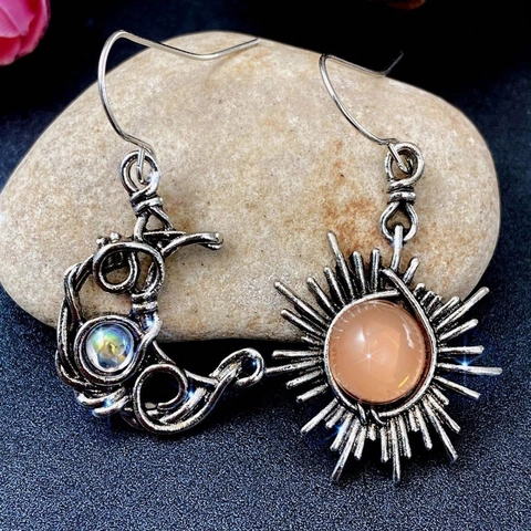 Asymmetrische Sonne Mond Ohrhänger Böhmisch Vintage Legierung Drahtumwickelt Synthetischer Mondstein Mystischer Schmuck Damen