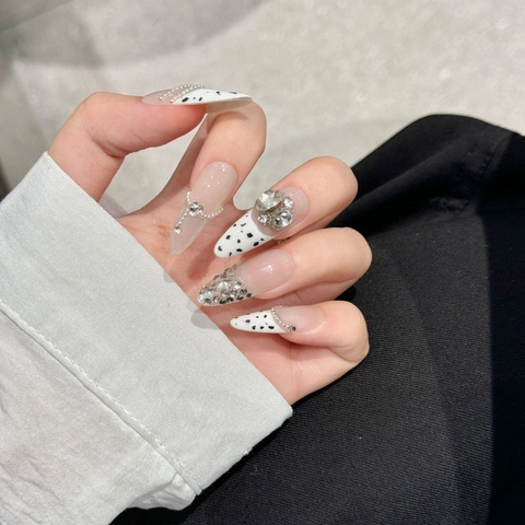 Handgefertigte Lange Stiletto Press On Nägel Dalmatiner Print Mit Strasssteinen Silberne Perlenkette Luxus Französischer Stil