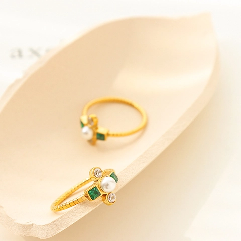 Vintage Ring Titanium Staal Namaak Kunstparel Smaragdgroene Zirkoon Strass Gedraaide Touwband Kruisvorm Licht Luxe Vrouwen