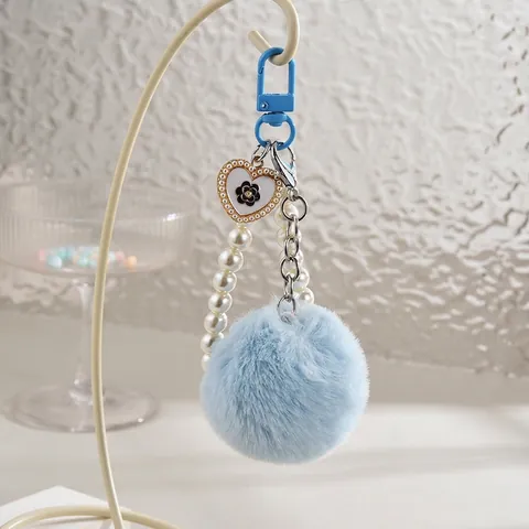 Simpatico Ciondolo Portachiavi con Palla di Peluche e Perla Artificiale Catena per Cellulare a Forma di Cuore con Camelia