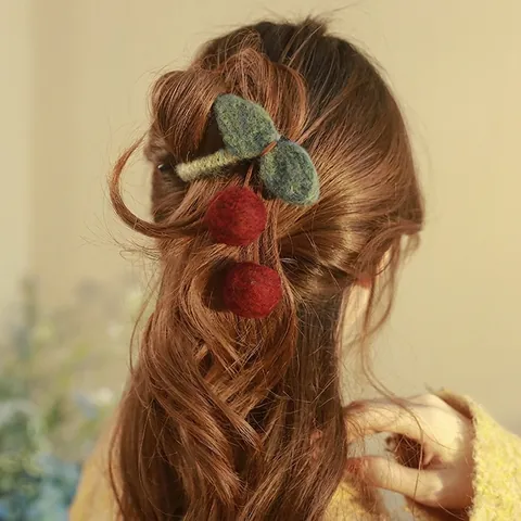 Handgefertigte Kirsche Haarklammer Aus Wollfilz Süßes Frucht Design Entenschnabel Haarnadel Rote Beeren Kopfschmuck