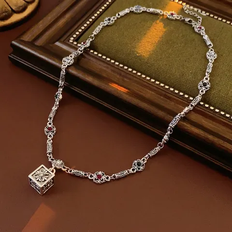 Collier En Alliage Argenté Vintage Avec Pendentif Cube Creux Motif Fleur De Croix Strass Colorés Style Punk Gothique