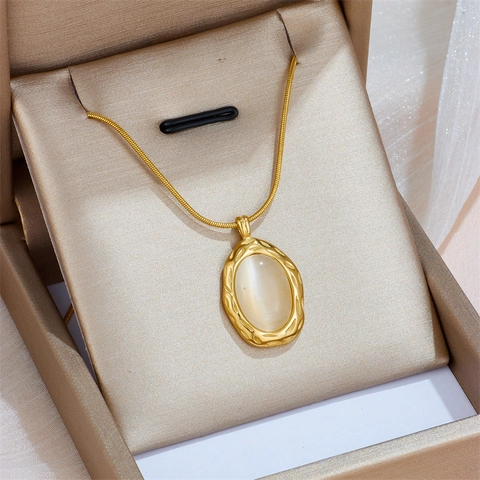 Collana Con Pendente In Pietra Occhio Di Gatto Acciaio Inossidabile Placcato Oro 18K Catena A Serpente Martellato