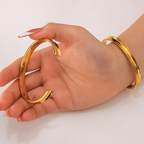 Ins Style Minimalistisches C-Förmiges Offener Armreif 18K Vergoldeter Edelstahl Unregelmäßig Konkav Schmuck