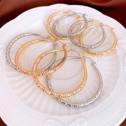 Strukturierte Kreolen Große Metall Diamantschliff Streifenmuster Retro Minimalistischer Modeschmuck Für Damen