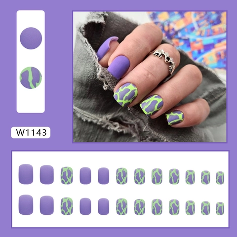 Unghie Finte Corte Quadrate Alla Moda Finitura Opaca Design Mucca Viola E Verde Per Donne
