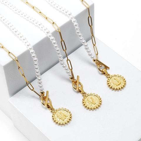 Collana Pendente Lettera Iniziale Acciaio Inossidabile Placcato Oro 18K Perla Artificial Imitazione Catena Graffetta Chiusura OT Zircone