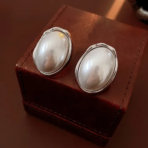 Boucles D'oreilles Puces Künstliche Perles D'imitation Ovales Vintage Pour Femmes Style Français Alliage Texture Plissée Avec Tige En Argent