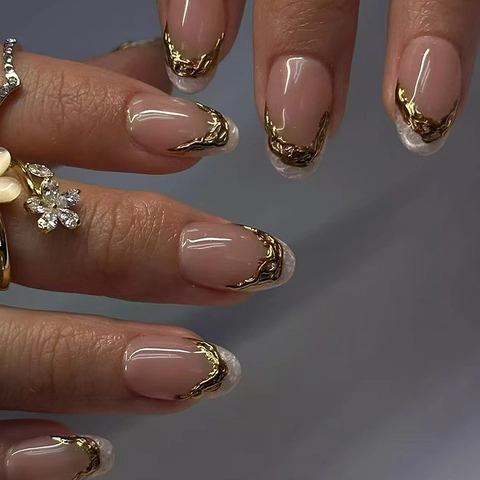 Ongles À Presser Style Français Base Rose Nude Avec Relief 3D En Feuille D'or Faux Ongles Ovales Pour Femmes