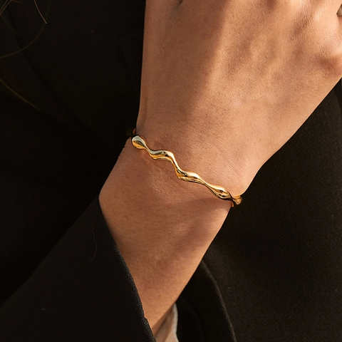 Brazalete de Latón con Ondas Minimalista para Mujer Chapado en Oro 18K Brazalete Abierto Curvo Irregular Joyas Moda