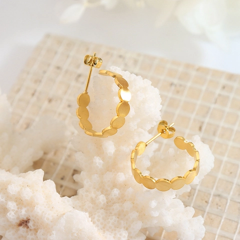Orecchini A Cerchio E Bracciale Rigido Aperto In Acciaio Al Titanio Con Dischi Geometrici E Design A Onde