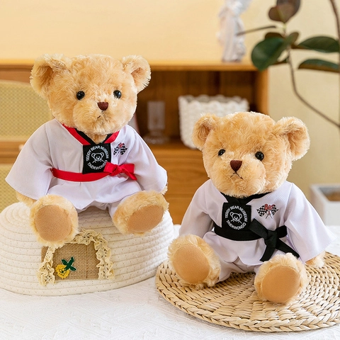 Ours en Peluche Taekwondo Animal en Peluche Portant Un Dobok Blanc Avec Ceinture Rouge Noire Ours Sportif En Velours De Rose Cadeau Pour Enfants Décoration