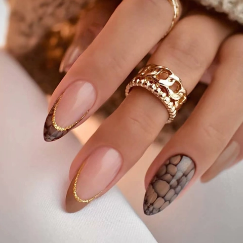 Almond Press On Nails Glanzend Bruin Nude Gouden Rand Slangenpatroon Kunstnagels Voor Vrouwen Dagelijkse Mode