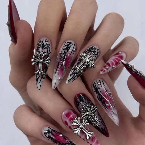 Uñas Postizas Press On Long Stiletto Gótico Cruz Oscura Charms Metálicos 3D Degradado Rojo Negro Para Mujeres