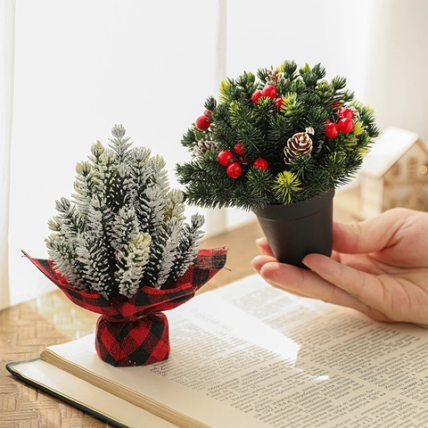 Künstlicher Mini Weihnachtsbaum Tischdeko Schneebedeckt Kiefer Rote Beeren Kiefernzapfen Karomuster Sockel