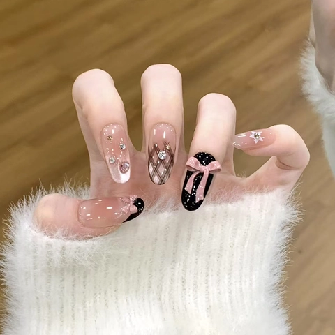 Uñas Postizas Press On Blush Francés Rosa Negro Cuadros Corazón Diamantes Imitación Lazo Plástico ABS Estilo Dulce Mujeres