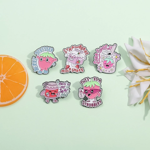 Spilla in Lega di Fragola a Cartoni Animati Simpatico Divertente Gioco di Parole Spilla Smaltata per Zaino Abbigliamento Decorazione Gioielli Regalo Donna Bambini