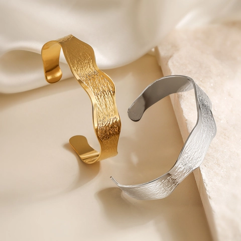 Minimalistischer Edelstahl Gehämmert Unregelmäßiger Welle Armreif Western Fashion Offener Verstellbarer Armband Für Damen Schmuck
