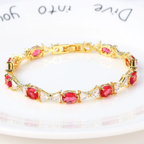 Bracelet En Cuivre Plaqué Or Avec Zircone Cubique Rouge Ovale Et Accents Clairs Triangulaires Pour Femmes