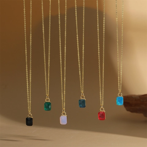 Collier Pendentif Carré en Zirconia et Cuivre Minimaliste pour Femmes Chaîne de Clavicule Géométrique Rétro Bijoux de Mode