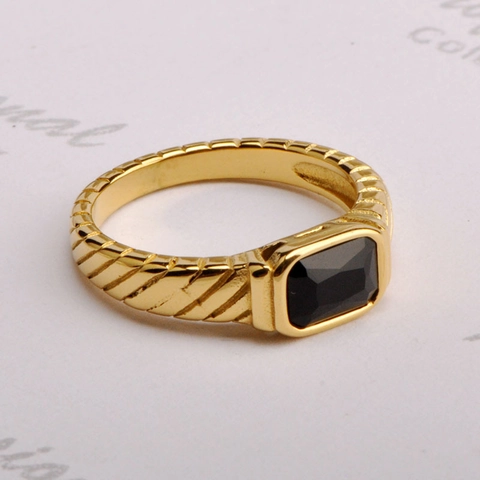 Retro Vergulde Titanium Stalen Ring Voor Dames Met Rechthoekige Zwart Witte Zirkonia Getextureerde Gegroefde Band Accessoire