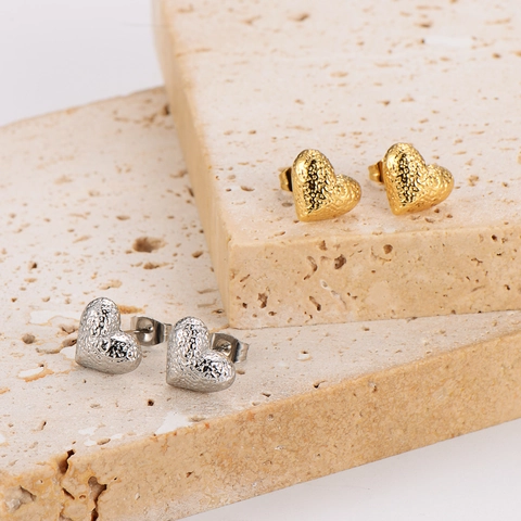 Pendientes De Botón Corazón Chapados En Oro 18K Acero Inoxidable 304 Superficie Martillada Con Poste De Acero