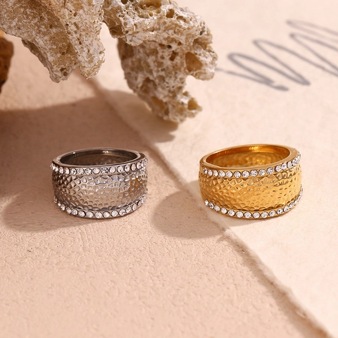 Vintage Stainless Steel Hammered Texture Ring For Women Wide Band 18K Gold Plated Double Row Rhinestone Inlaid Elegant Jewelry