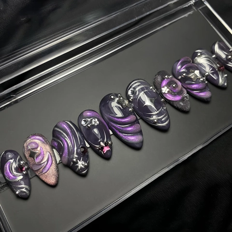 Dunkelviolette Cat Eye Press On Nails 3D Stern Mond Strasssteine Perlglanz Mandelform ABS Kunststoff Y2K Gothic Stil