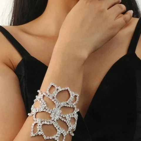 Fashion Hollow Flower Rhinestone Cuff Bracelet For Women Gold Silver Plated Alloy Jewelry Sparkling Armband Accessory